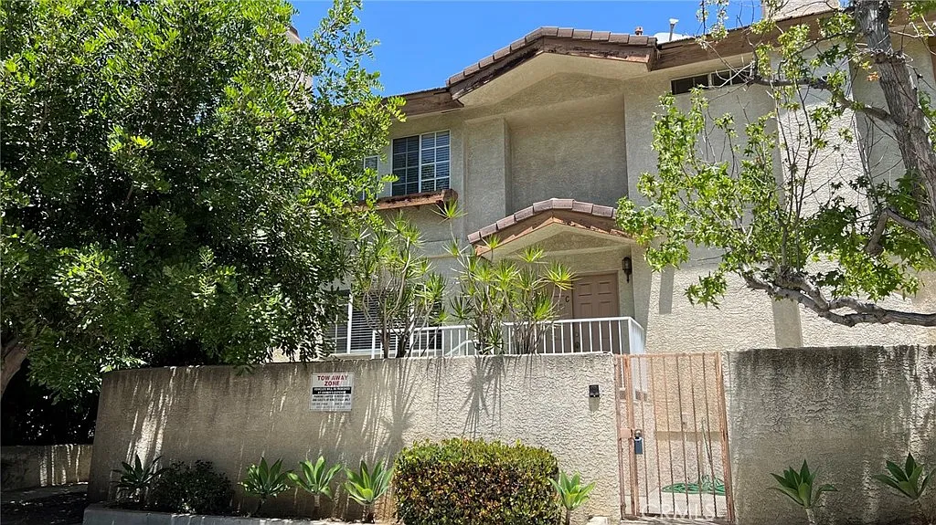 3 bed, 1376 sqft, $3,800 — Photo 1