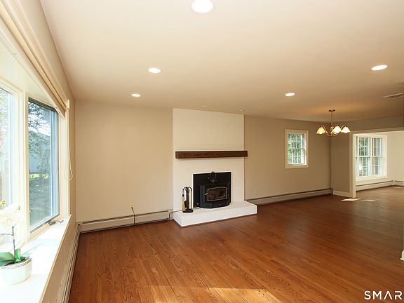 4th image of 325 Manley Heights Road