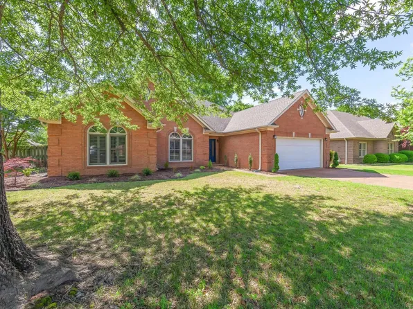 220 Chapel Creek Dr, Jackson, TN 38305