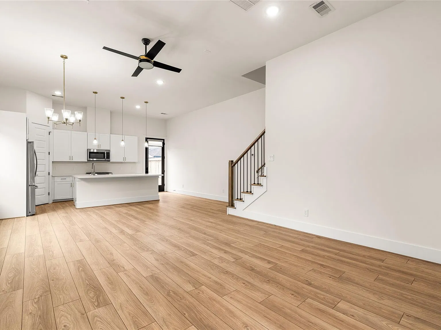 3 bed, 2.5 bath, 1700 sqft, $2,500 — Photo 3