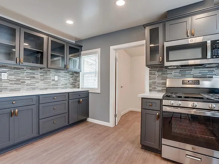 625 W 92nd St — Photo 17