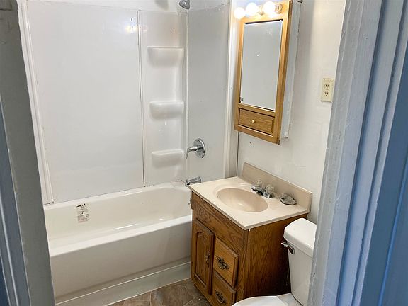 3rd image of 802-810 Kishwaukee St