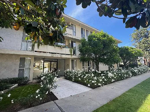 Sherman Oaks Apartments — Photo 22
