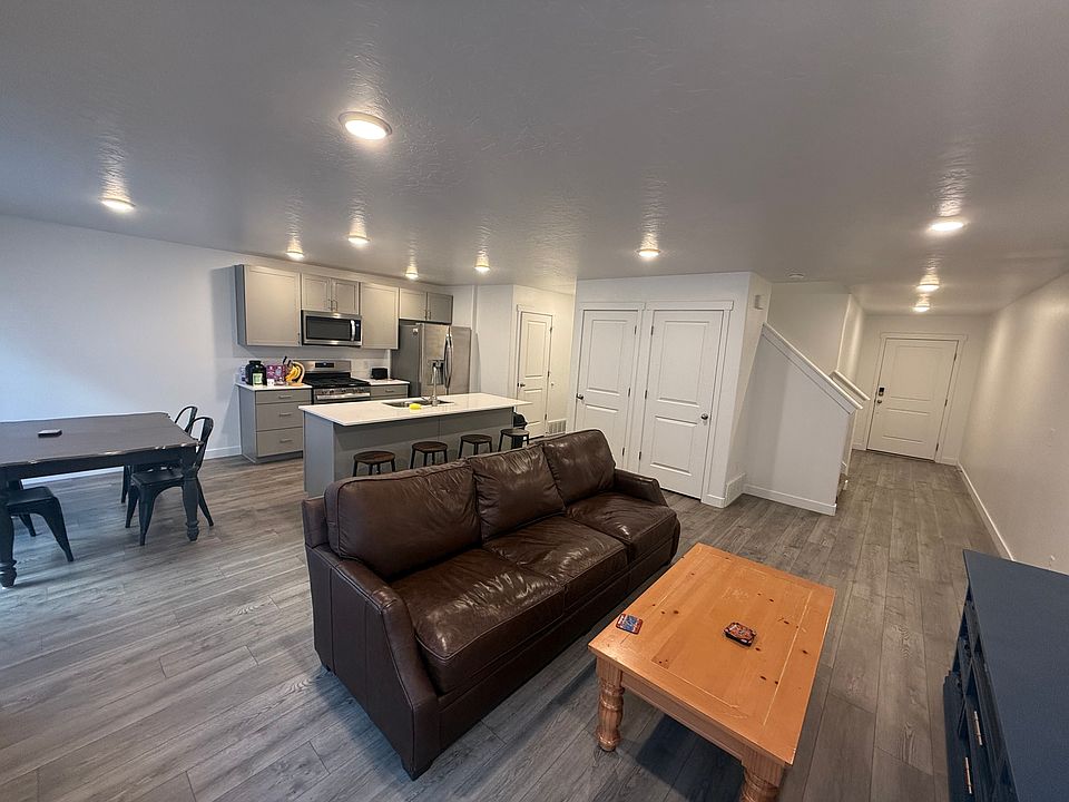 1st image of 218 N Pier Ct