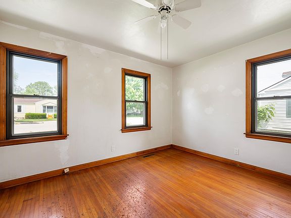 3rd image of 217 Vasbinder Dr