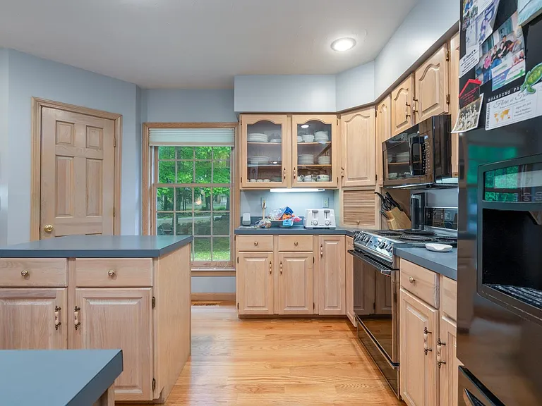 39 Robertson Dr — Photo 14
