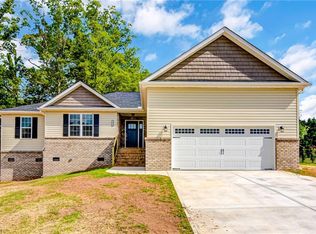 5512 E Hiddenbrook Dr, Mc Leansville, NC 27301