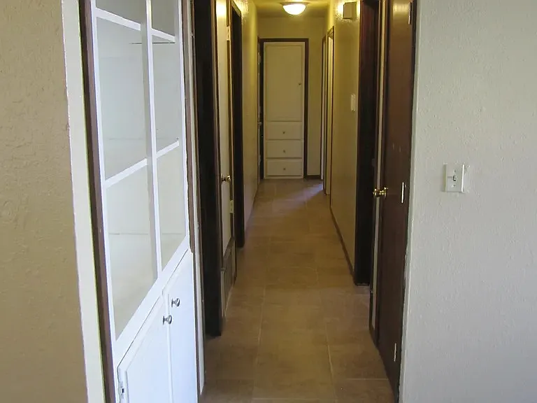 820 Russell Cir #820 — Photo 5