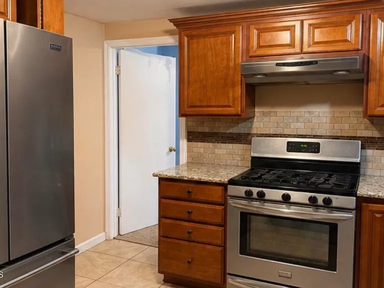 223 Riverside Dr — Photo 4