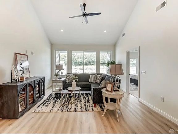 4th image of 835 Brookwood Cres