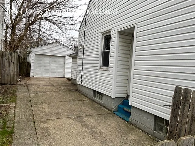 Building Photo - 33 Tillotson Pl