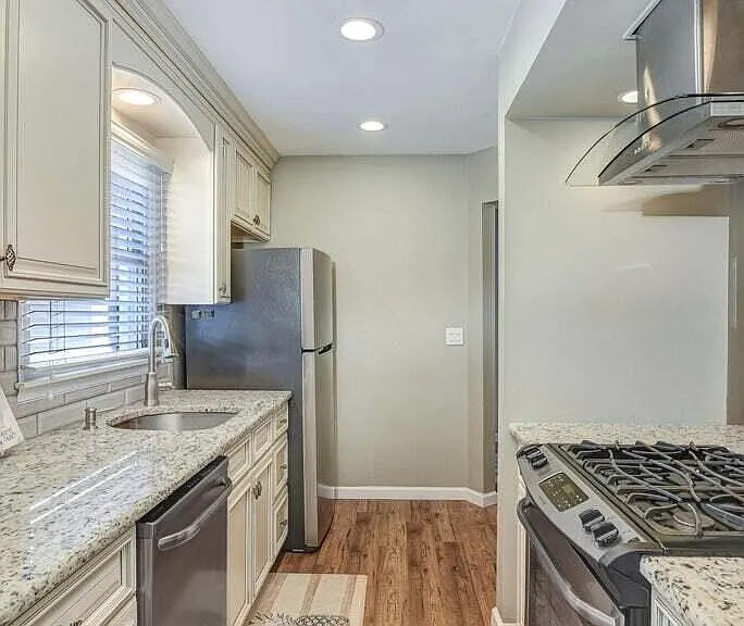 606 Bay Ave #6 — Photo 10