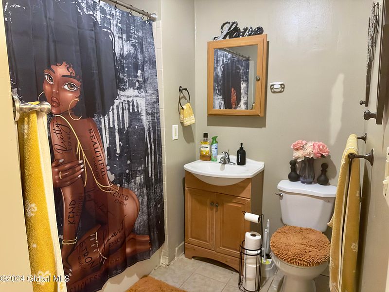 3rd image of 152 Colonie Street