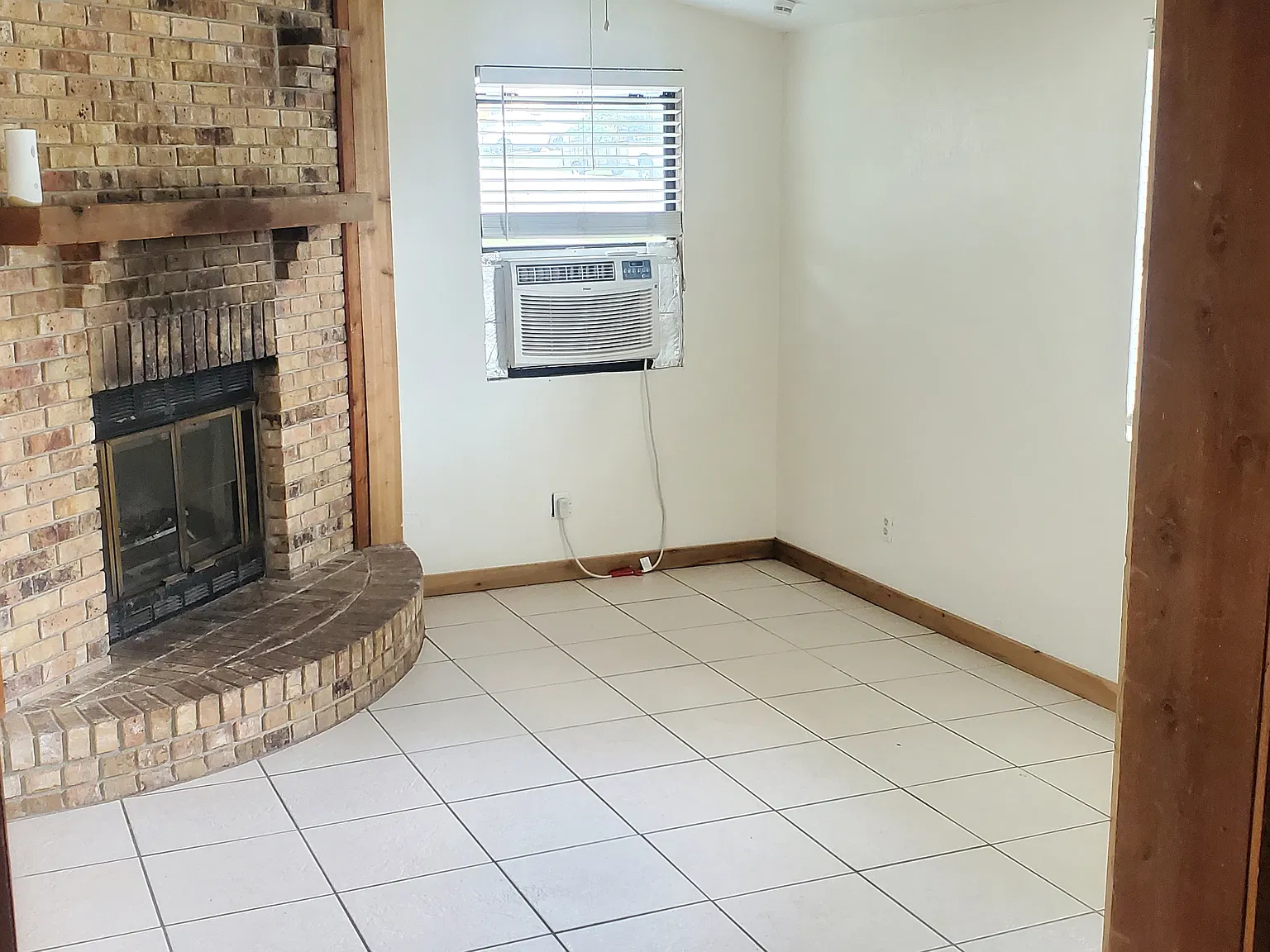 1364 N Normandy Blvd — Photo 3