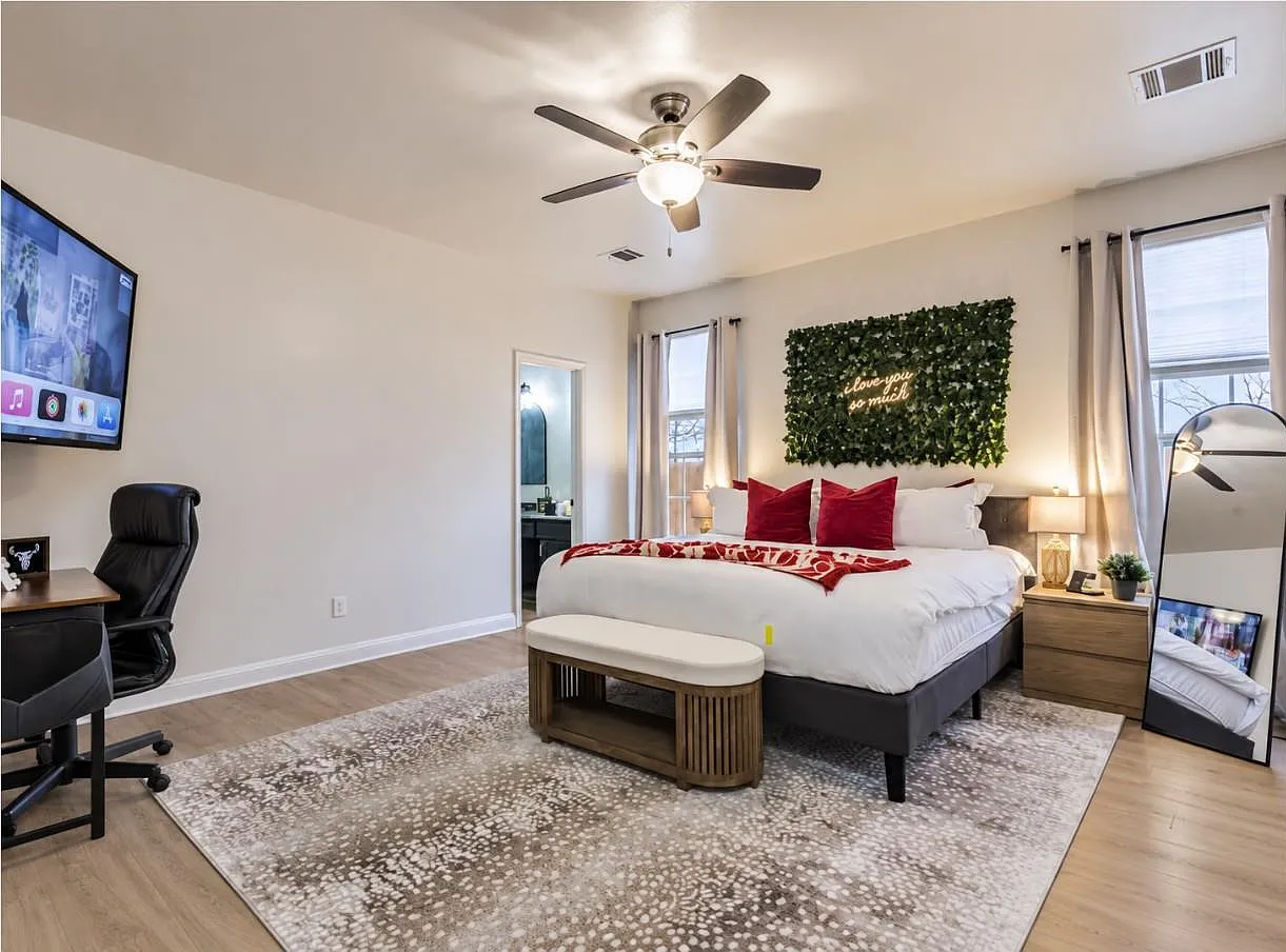 6 bed, 2.0 bath, 2026 sqft, $8,000 — Photo 2