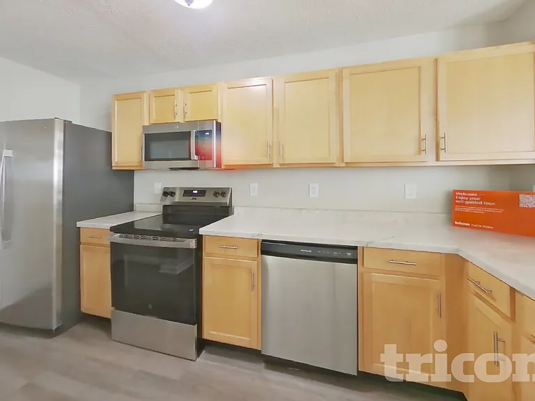 4525 Connaught East Dr — Photo 5