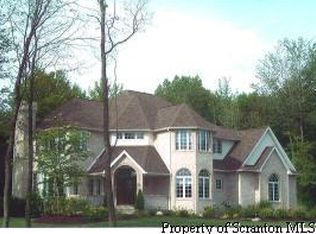 302 Glenmaura Dr, Moosic, PA 18507