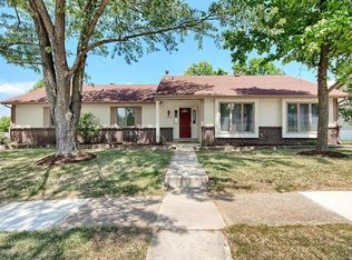 1904 Schoettler Valley Dr, Chesterfield, MO 63017