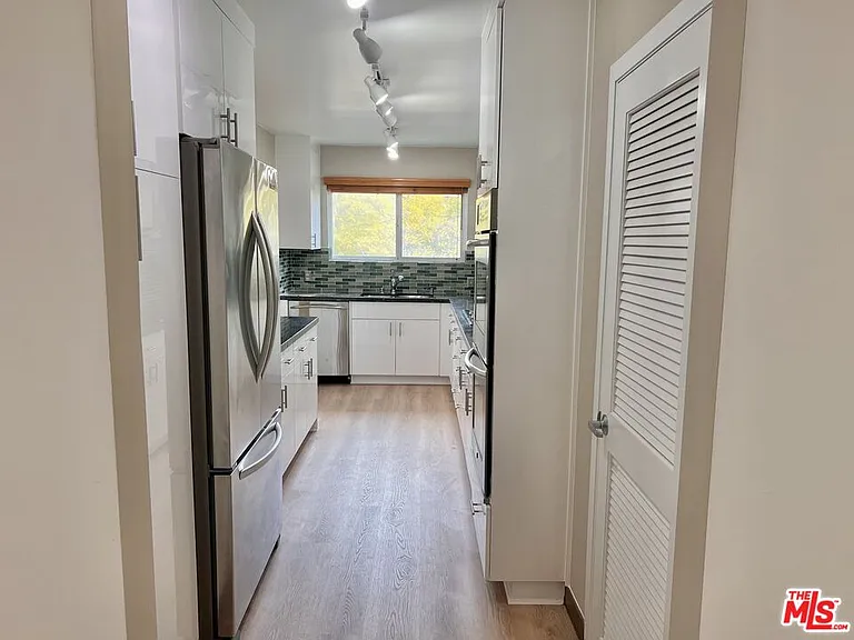 415 N Palm Dr #301 — Photo 6