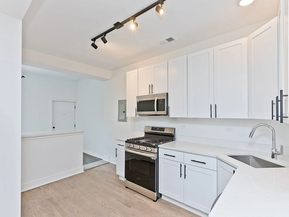 1st image of 2464 N Lincoln Ave #06510bf25