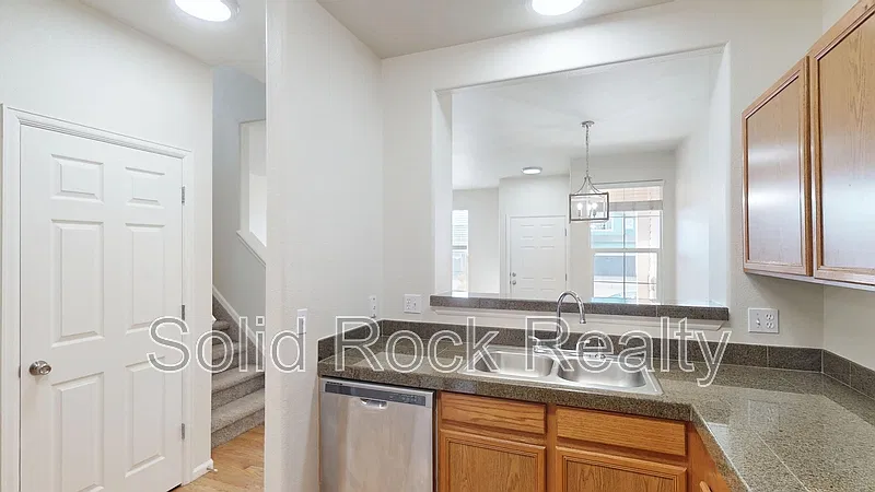 3 bed, 2.5 bath, 1486 sqft, $2,100 — Photo 3