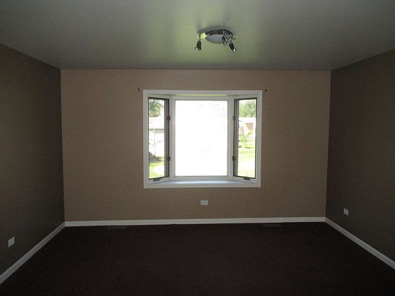 4th image of 374 Diane Ln