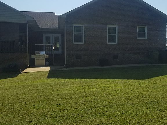 4th image of 215 Silver Creek Ln