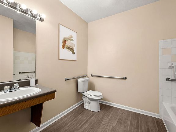 C195580_CreeksideVista_1B1B_BATH_04_VS