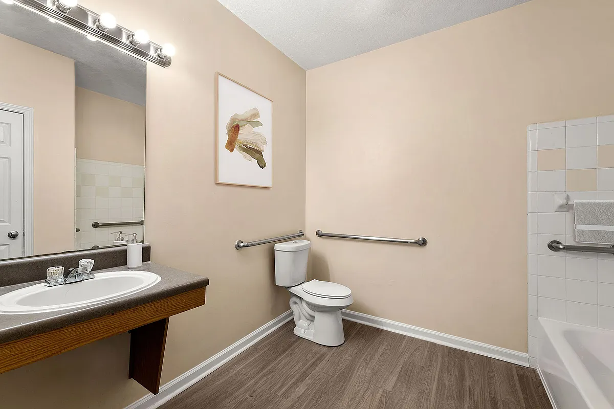 C195580_CreeksideVista_1B1B_BATH_04_VS - Creekside Vista