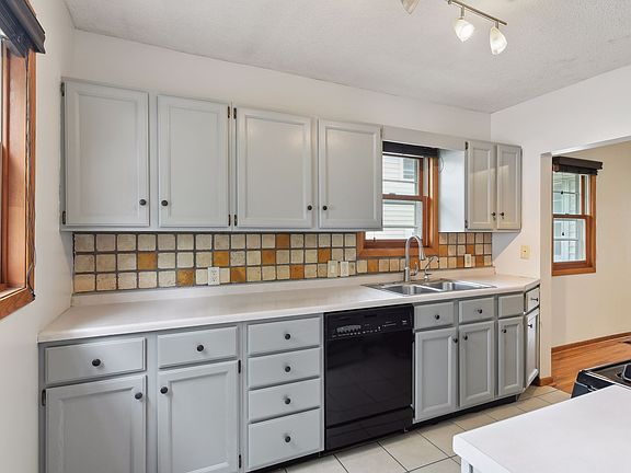 5th image of 2745 Webster Ave S