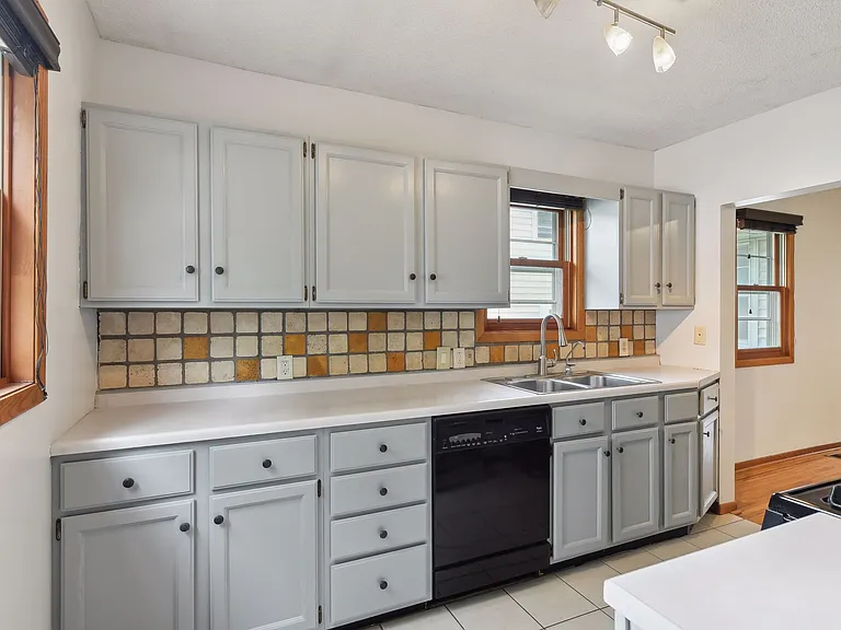 2745 Webster Ave S — Photo 4