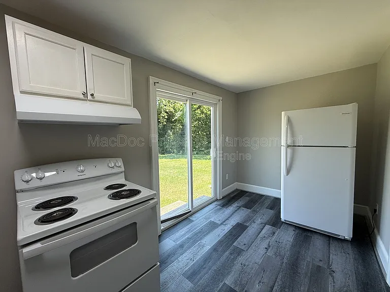 210 Milford St #B — Photo 9