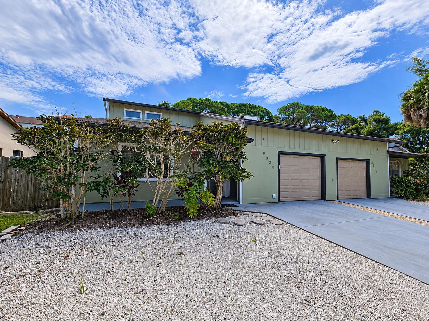 Nice 2 bed/ 2 bath/ 1 car garage near SRQ Airport - Ringling Museum Area — Photo 1