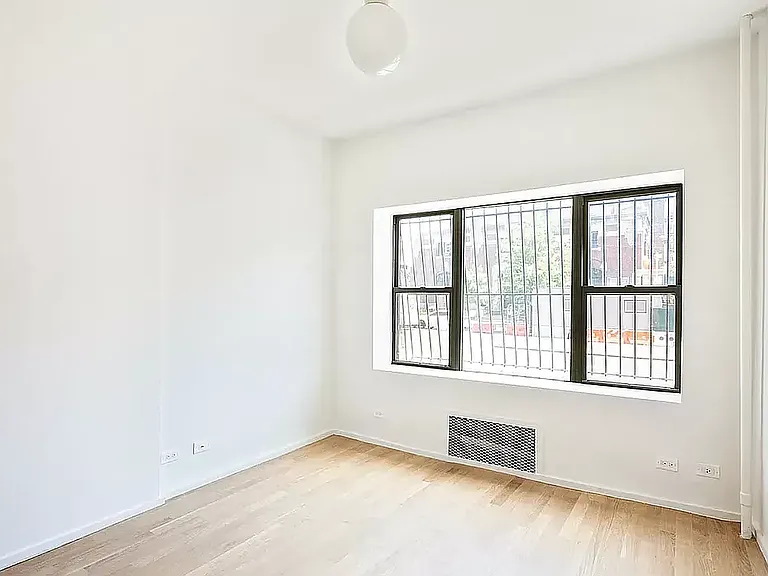 196 Elizabeth St #1 — Photo 6