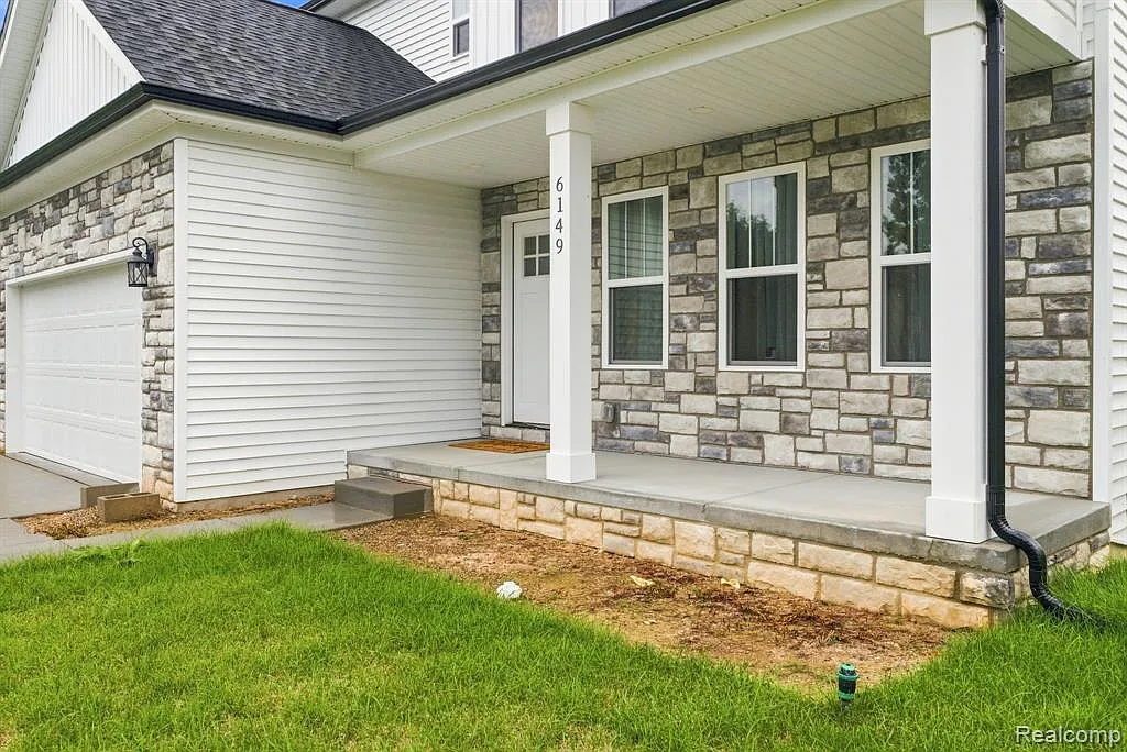 4 bed, 2.5 bath, 2385 sqft, $2,695 — Photo 4