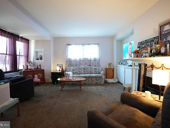 4th image of 915 W Main St