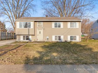 216 Meadowlark Ct, Middleville, MI 49333