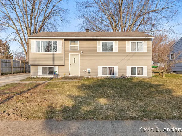 216 Meadowlark Ct, Middleville, MI 49333