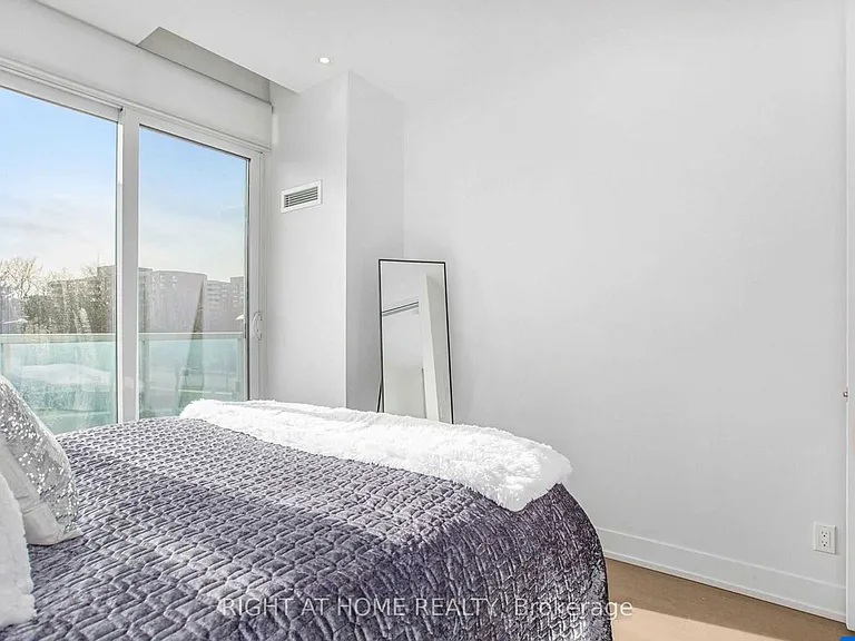 9471 Yonge St #316 — Photo 13