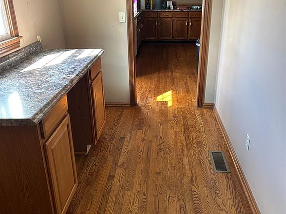 4th image of 3619 Bowling Green Rd