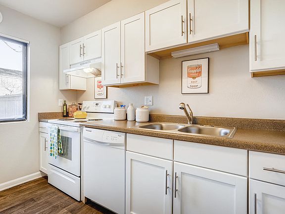 The Ranch at Bear Creek | Lakewood, CO Apartments & Townhomes | Kitchen