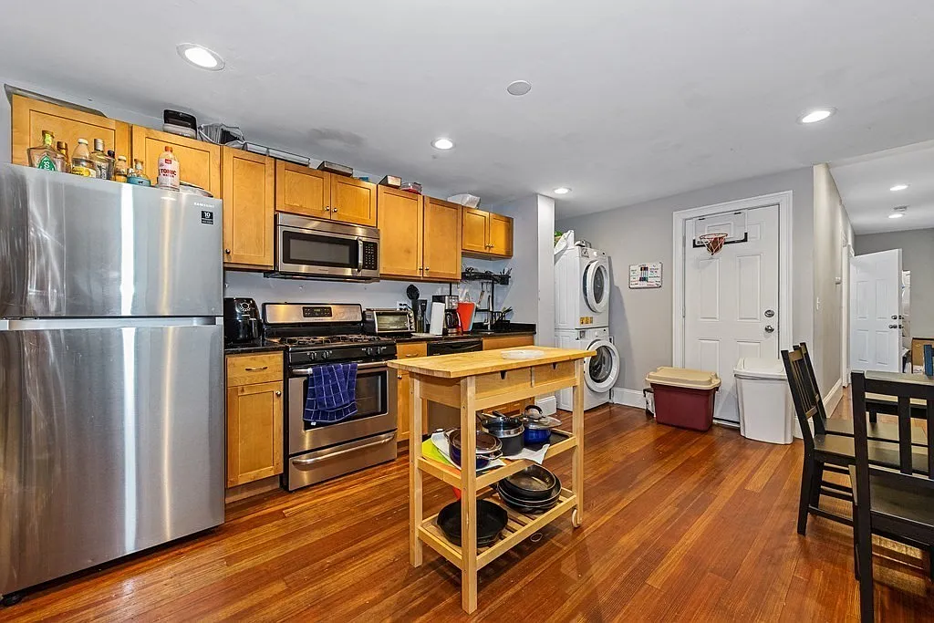 4 bed, 999 sqft, $5,000 — Photo 2