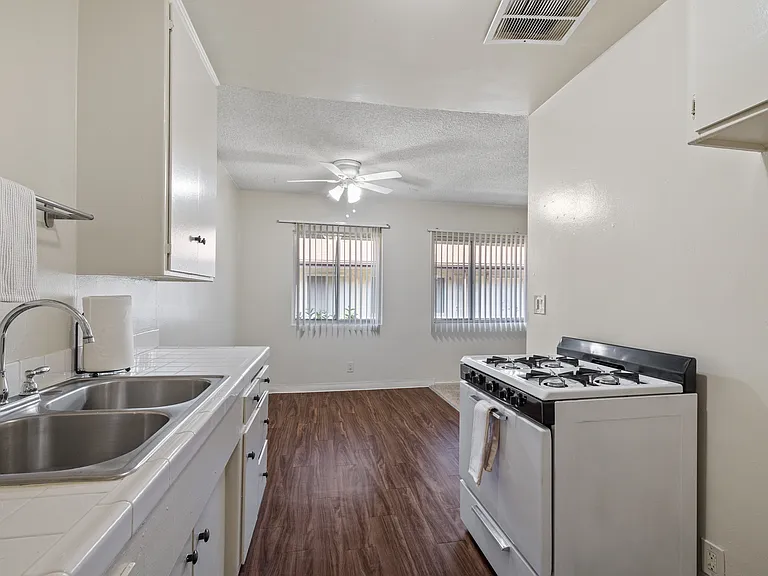 621-625 W. Hyde Park Blvd. — Photo 12