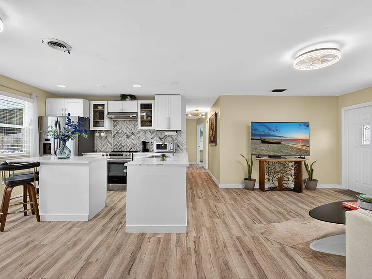 140 W 31st Ct — Photo 16