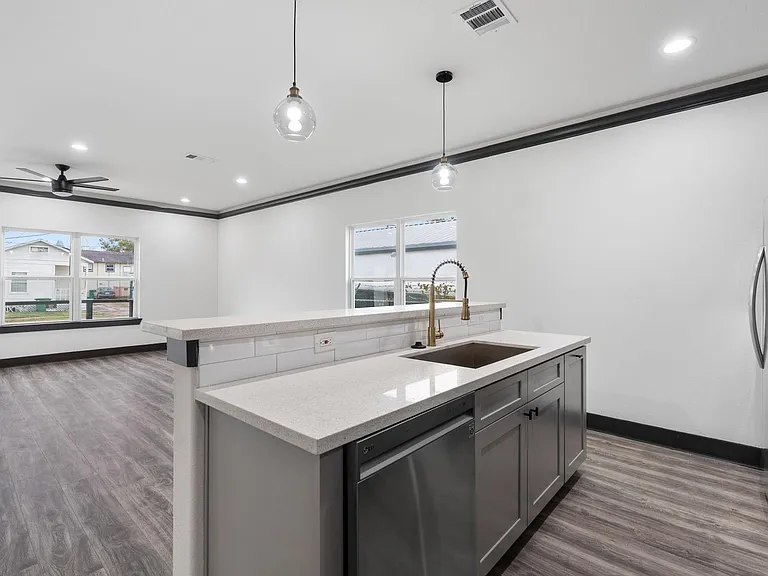 913 Panama St — Photo 6