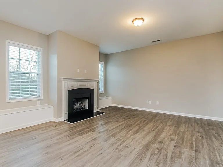 105 Sloan Dr — Photo 4