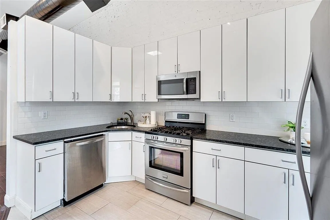 3 bed, 2.0 bath, 1300 sqft, $5,100 — Photo 4