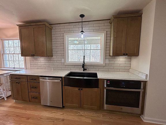 3rd image of 220 Dogwood Ln