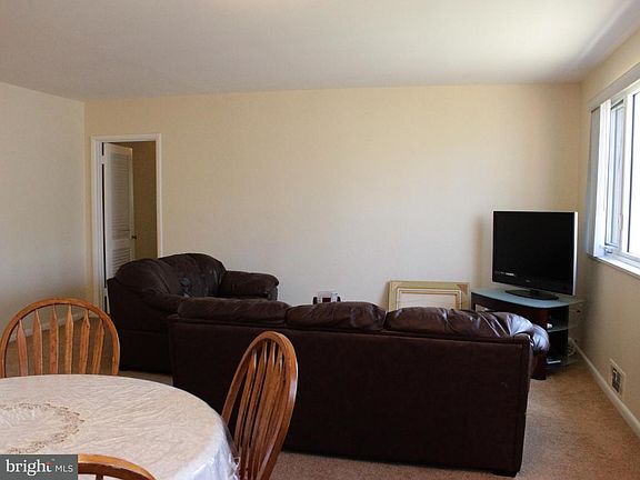 5th image of 10500 Montrose Ave APT 202