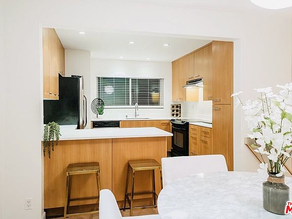 3rd image of 645 Westmount Dr APT 211